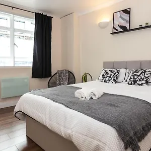 Cosy Apartment 30 Seconds To Aldgate East Station Apartment